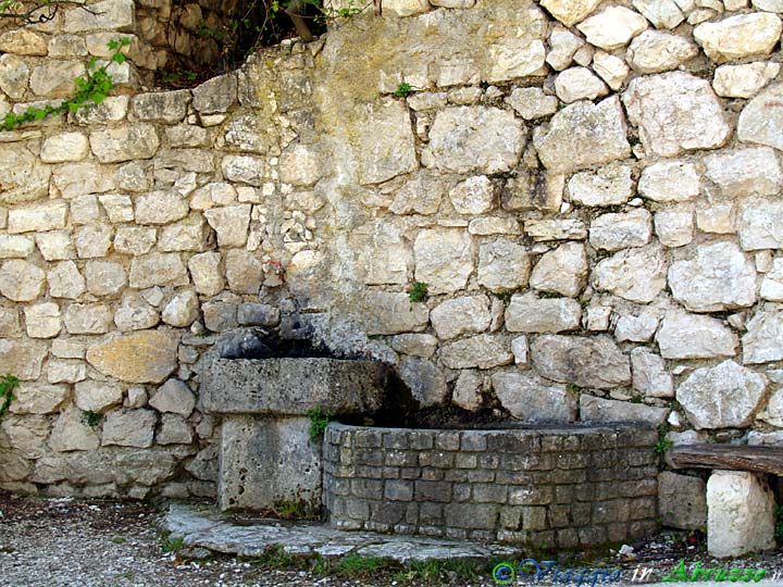 17-P4203335+.jpg - 17-P4203335+.jpg - Una vecchia fonte, vicino l'ingresso del Vallone di Santo Spirito.